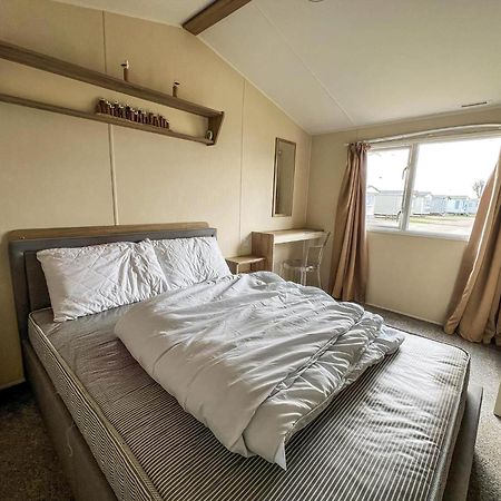 Modern 6 Berth Caravan With Wifi At St Osyth Beach In Essex Ref 28051Fv クラクトン・オン・シー エクステリア 写真