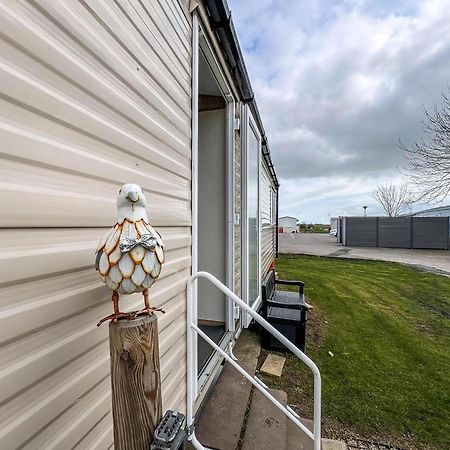 Modern 6 Berth Caravan With Wifi At St Osyth Beach In Essex Ref 28051Fv クラクトン・オン・シー エクステリア 写真
