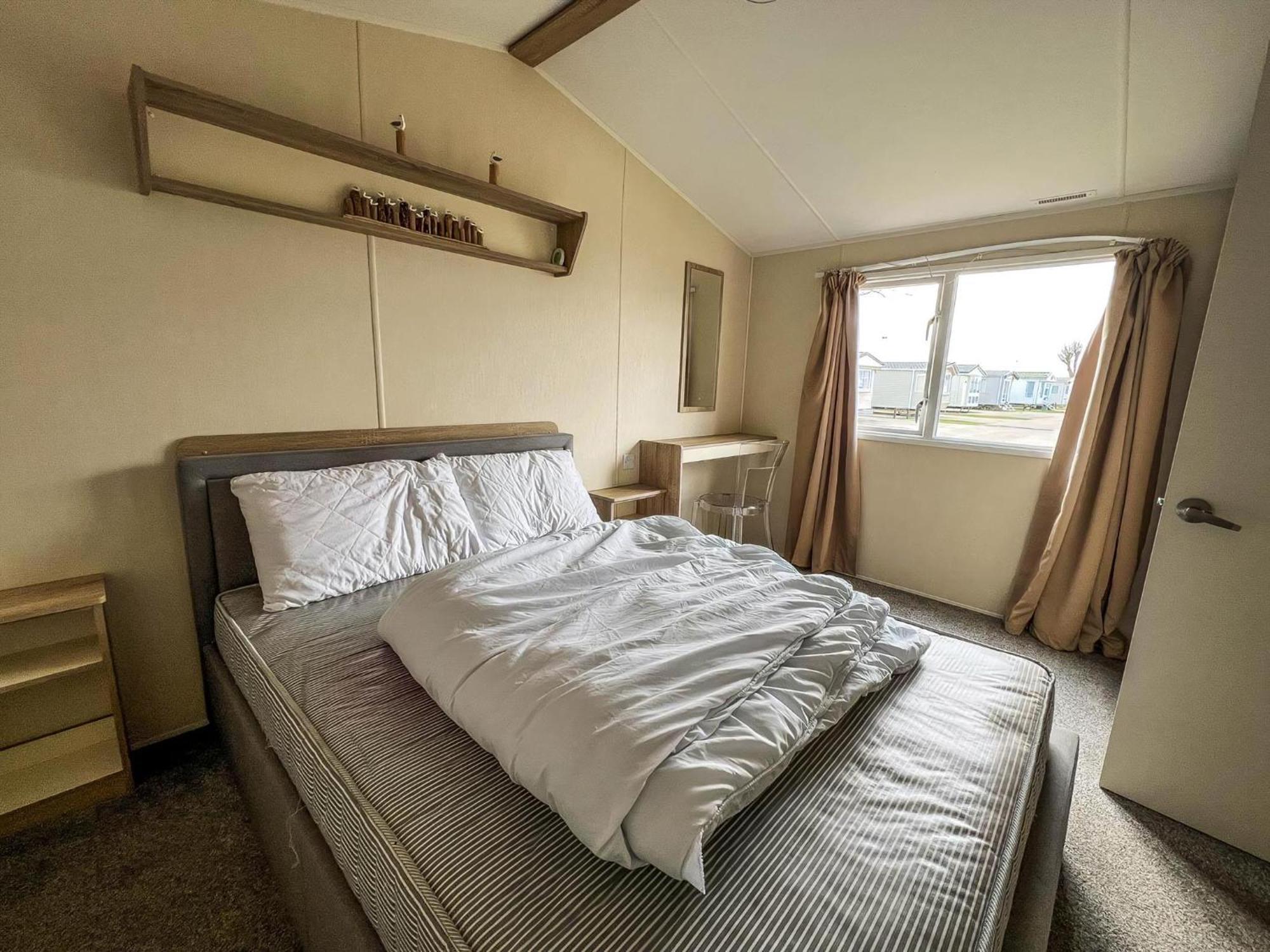 Modern 6 Berth Caravan With Wifi At St Osyth Beach In Essex Ref 28051Fv クラクトン・オン・シー エクステリア 写真