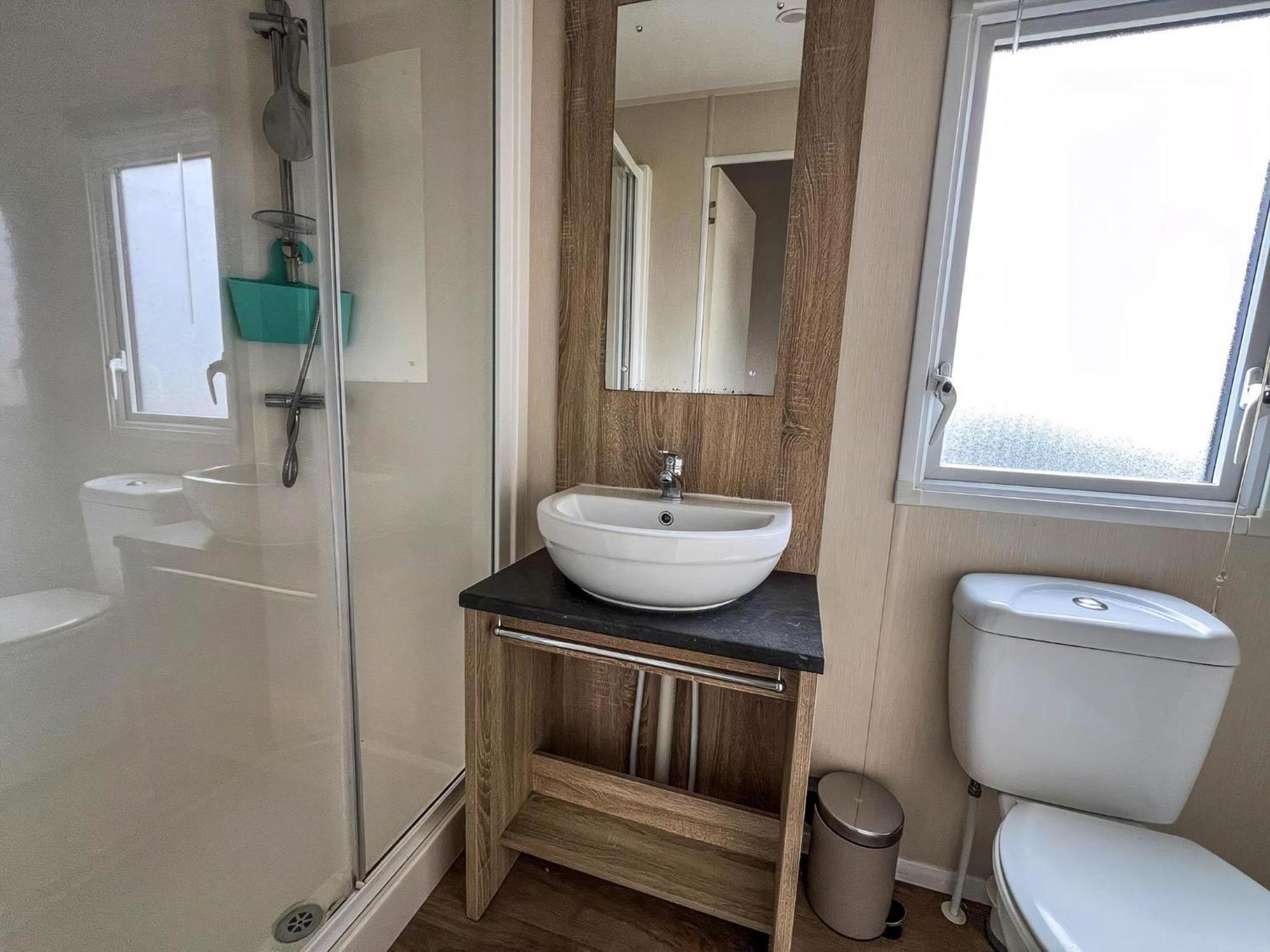 Modern 6 Berth Caravan With Wifi At St Osyth Beach In Essex Ref 28051Fv クラクトン・オン・シー エクステリア 写真