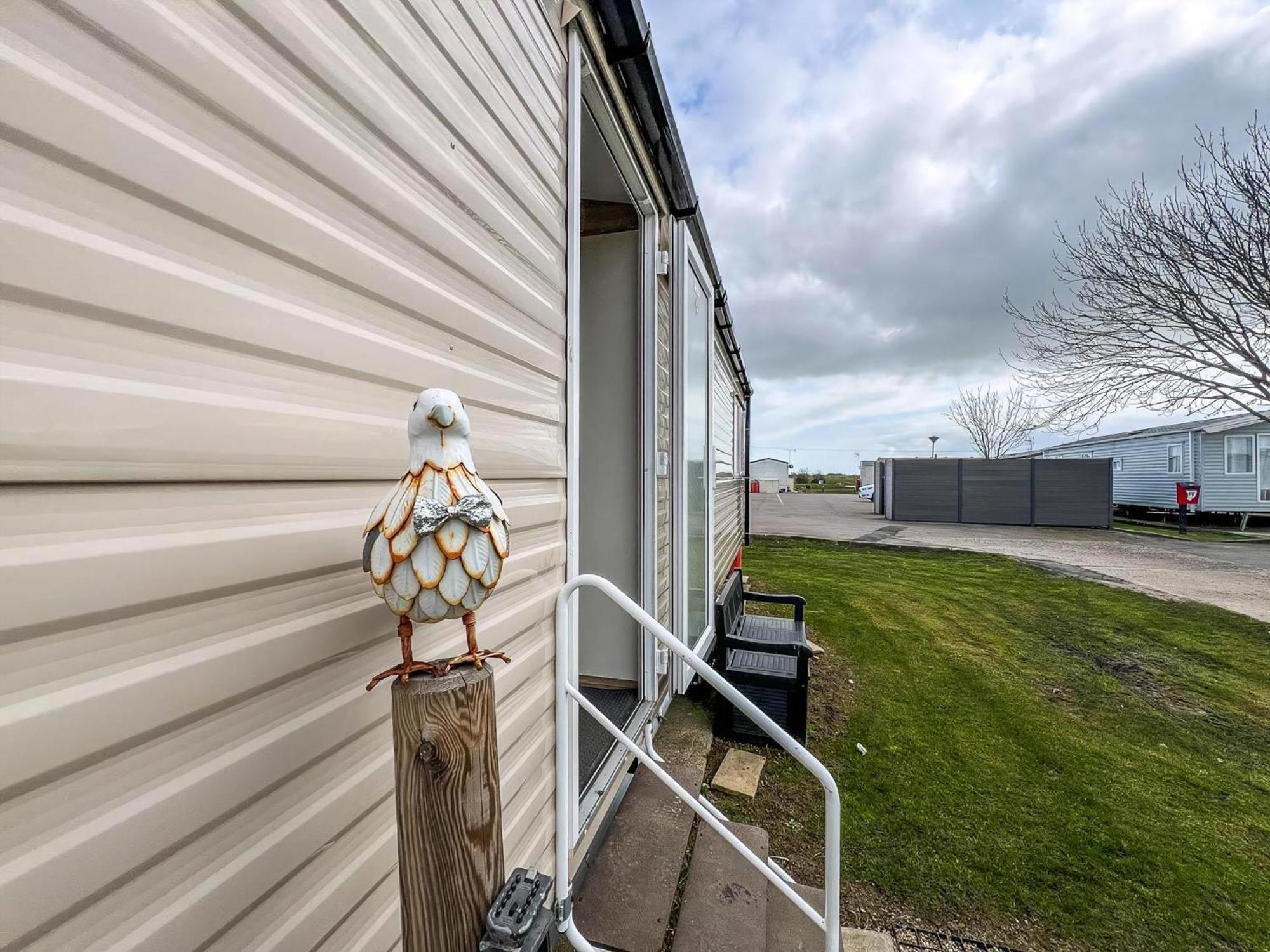 Modern 6 Berth Caravan With Wifi At St Osyth Beach In Essex Ref 28051Fv クラクトン・オン・シー エクステリア 写真