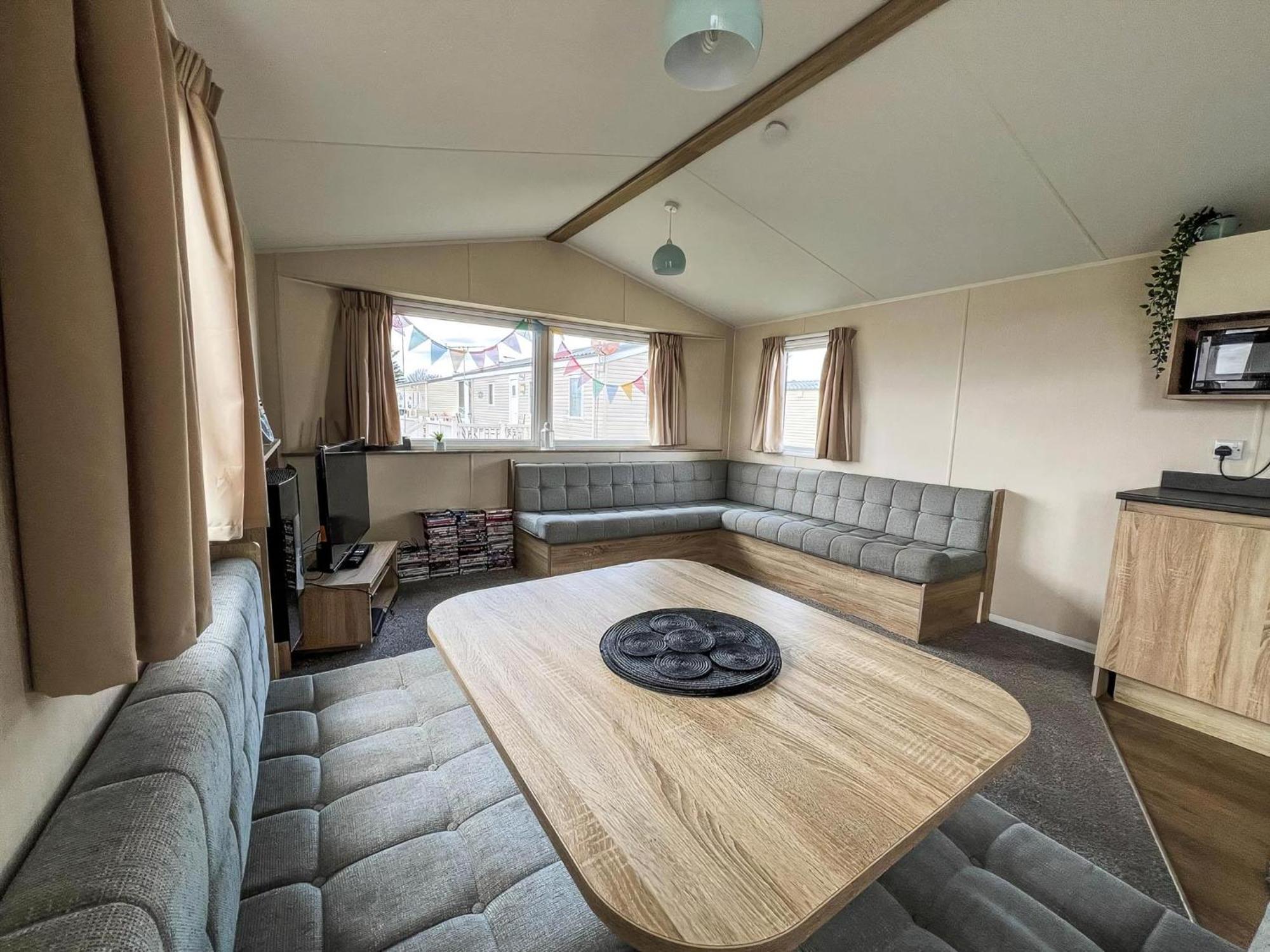 Modern 6 Berth Caravan With Wifi At St Osyth Beach In Essex Ref 28051Fv クラクトン・オン・シー エクステリア 写真