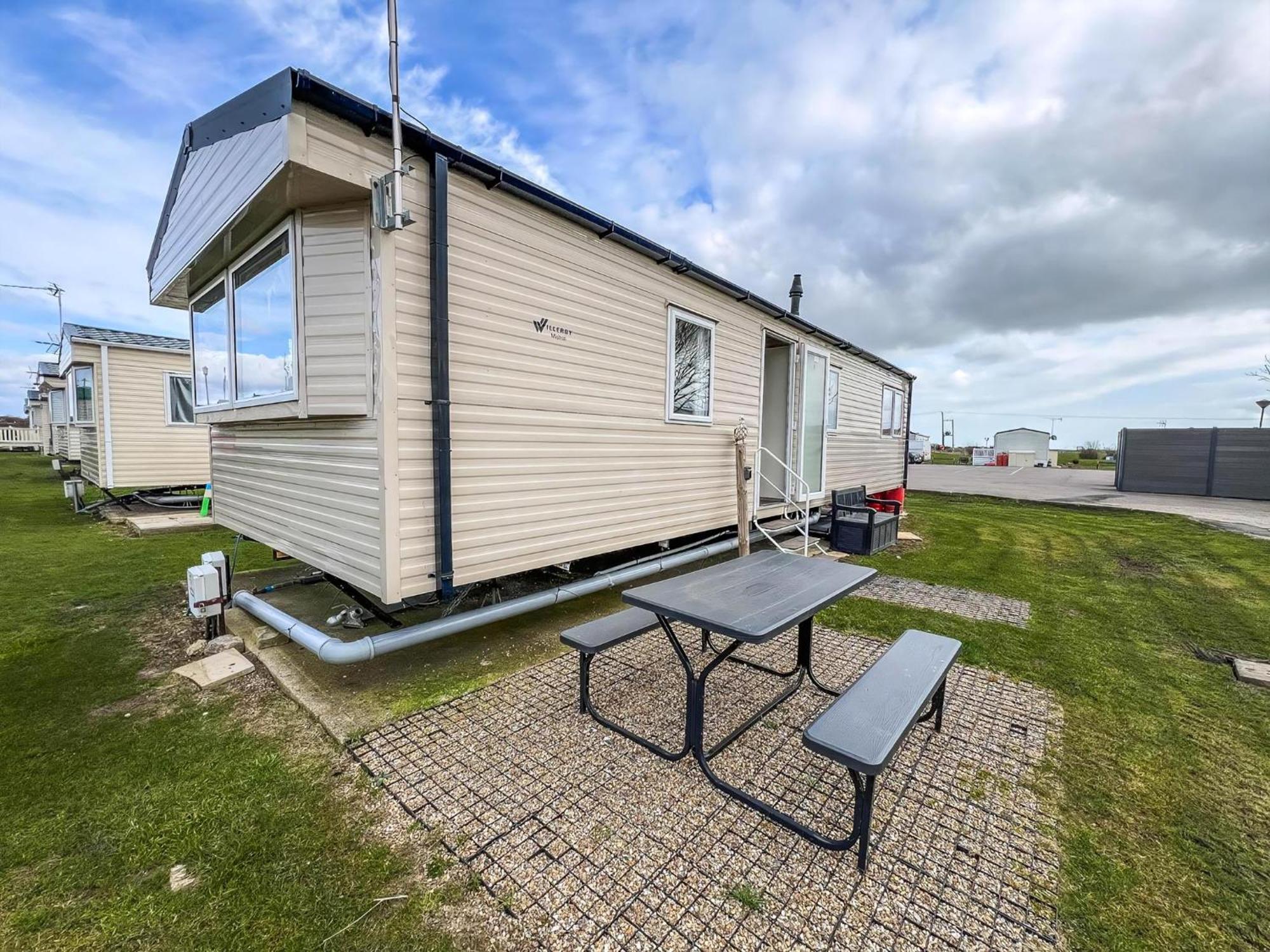 Modern 6 Berth Caravan With Wifi At St Osyth Beach In Essex Ref 28051Fv クラクトン・オン・シー エクステリア 写真